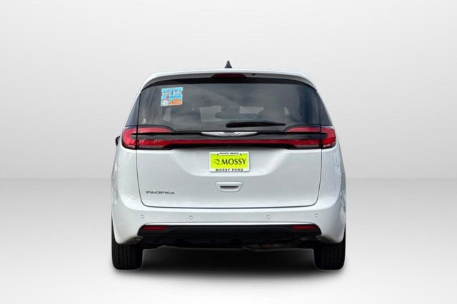 Used 2023 Chrysler Pacifica Touring-L image 4