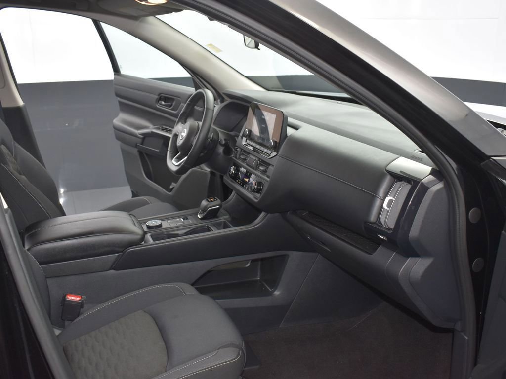 Used 2024 Nissan Pathfinder S image 17