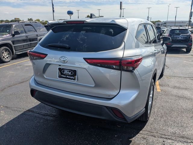 Used 2023 Toyota Highlander LE image 4