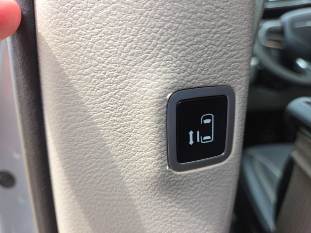 Used 2023 Chrysler Pacifica Touring-L FWD image 26