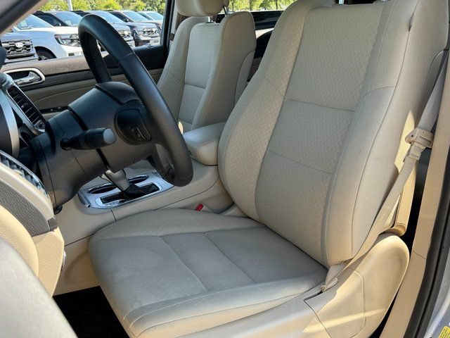 Used 2019 Jeep Grand Cherokee Laredo AWD/4WD image 9