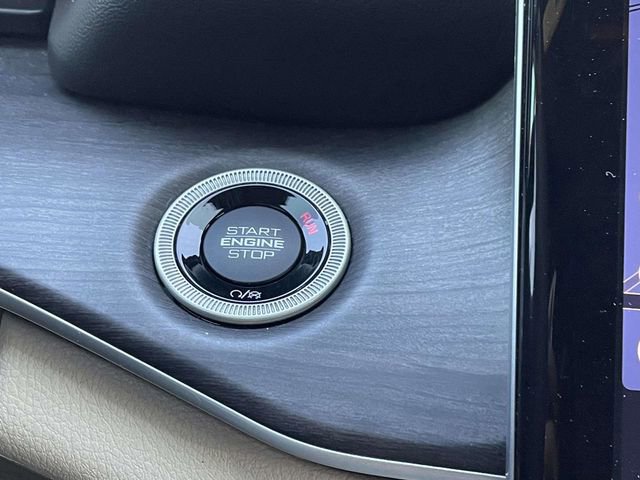 Used 2023 Jeep Grand Cherokee Limited w/ Black Appearance Package image 17