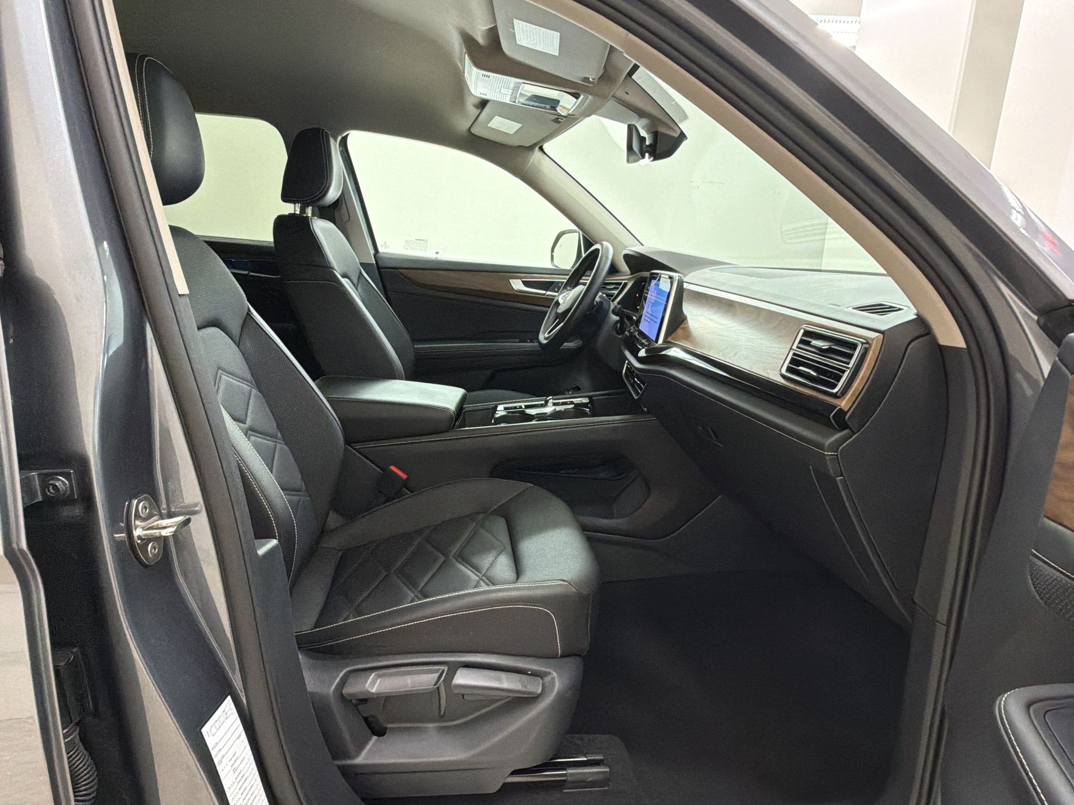 Used 2025 Volkswagen Atlas SE FWD image 24
