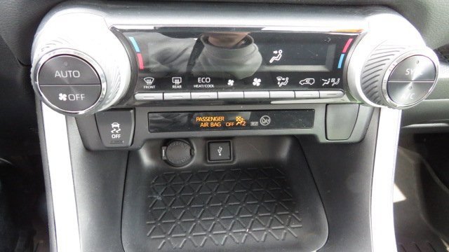 Used 2020 Toyota RAV4 LE image 15