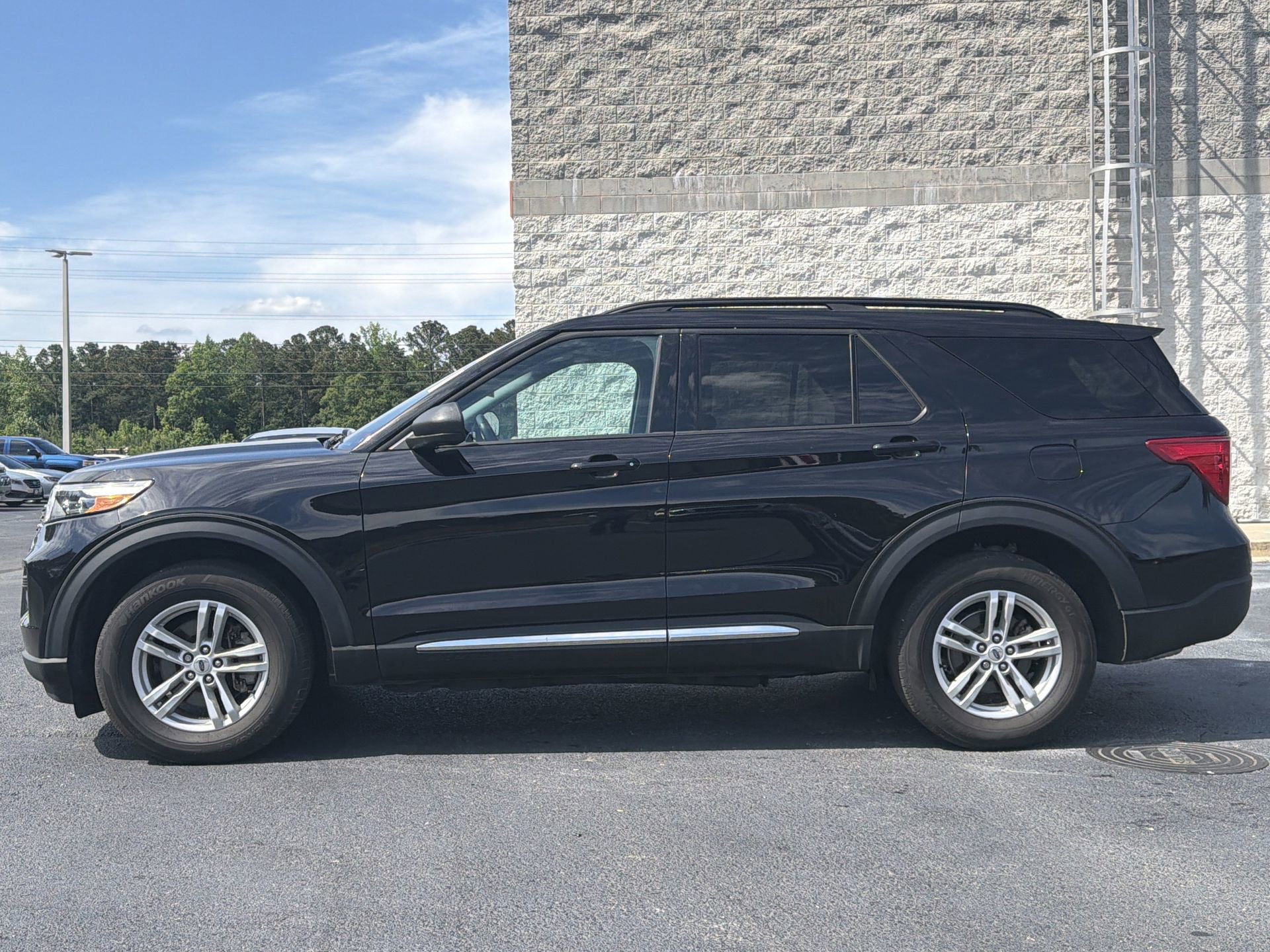 Certified 2023 Ford Explorer XLT AWD/4WD image 2
