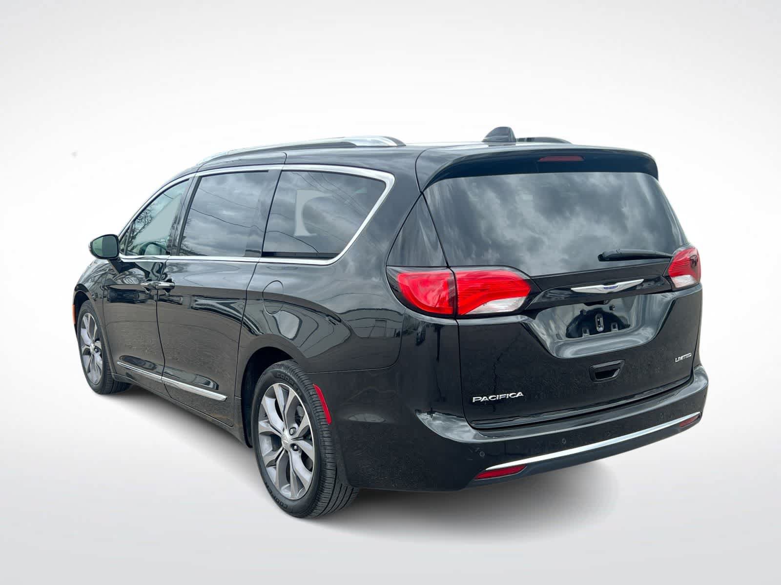 Used 2019 Chrysler Pacifica Limited w/ Tire & Wheel Group FWD image 6