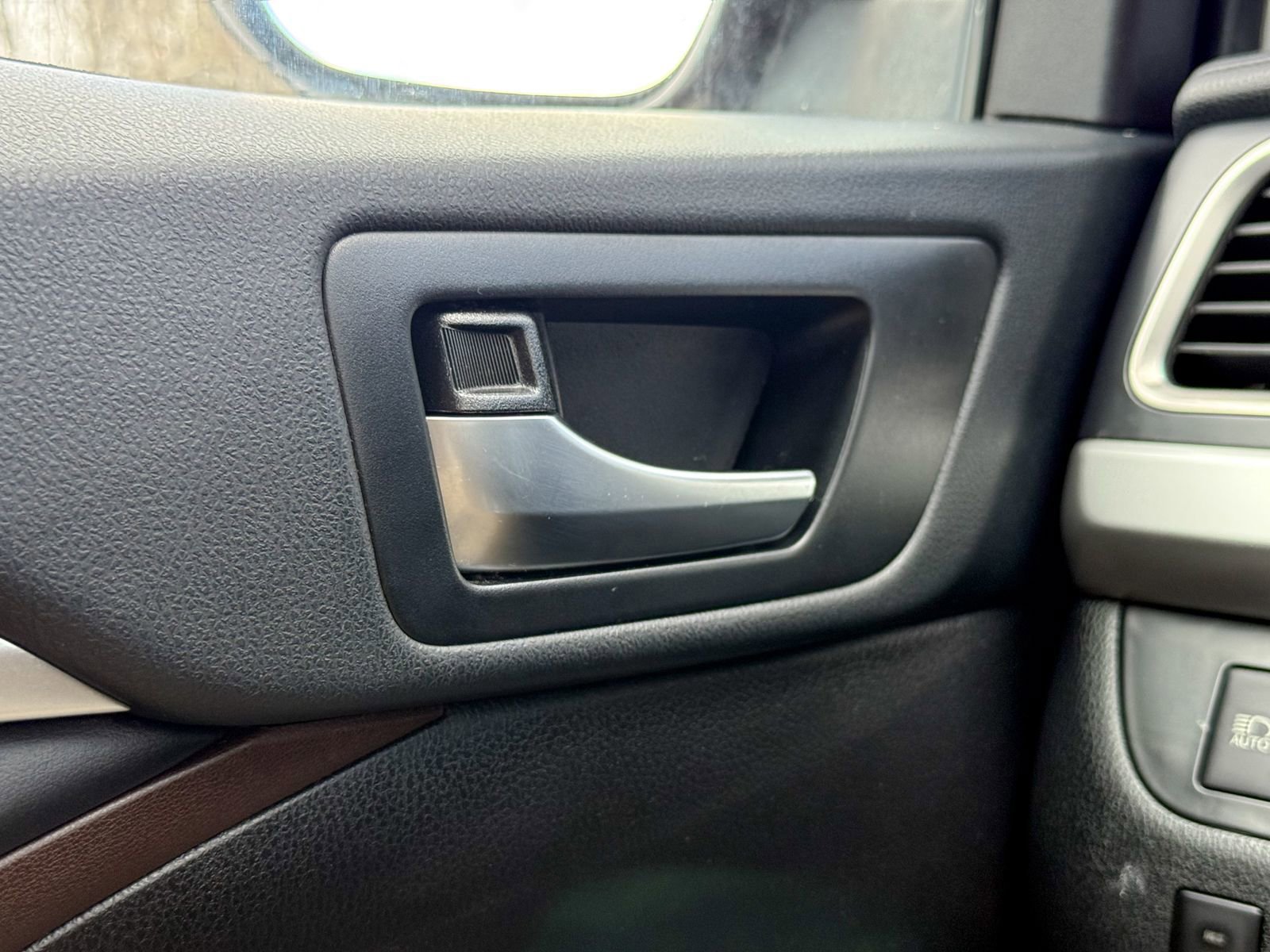 Used 2019 Toyota Highlander XLE AWD/4WD image 32