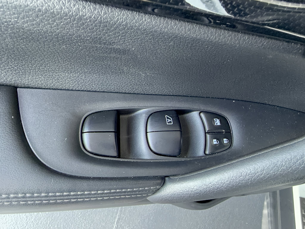 Used 2018 Nissan Rogue SL w/ Premium Package FWD image 9