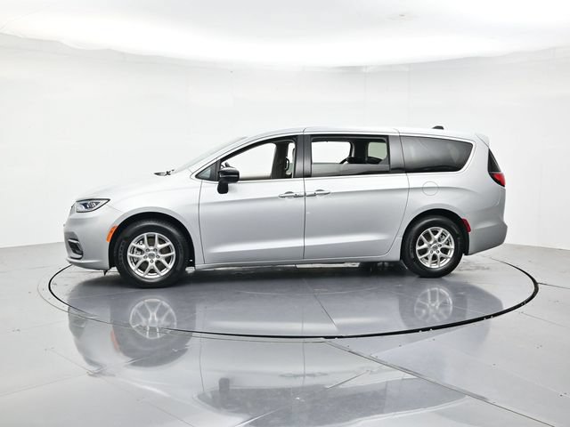 Used 2024 Chrysler Pacifica Touring-L FWD image 6