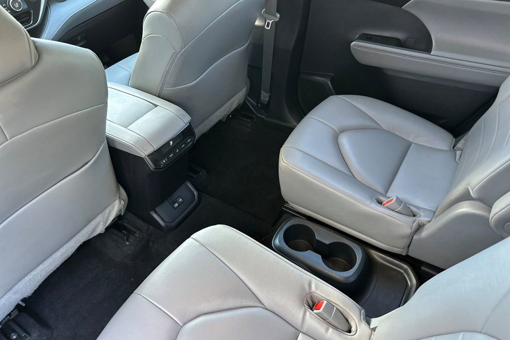 Used 2023 Toyota Highlander XLE AWD/4WD image 8