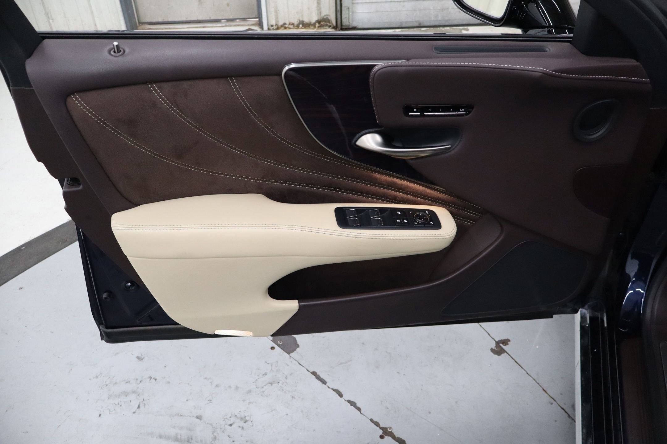 Used 2020 Lexus LS 500 w/ Interior Upgrade Package RWD image 11