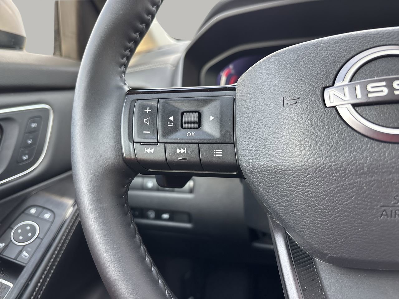 Used 2025 Nissan Rogue Platinum w/ Platinum Premium Package image 27