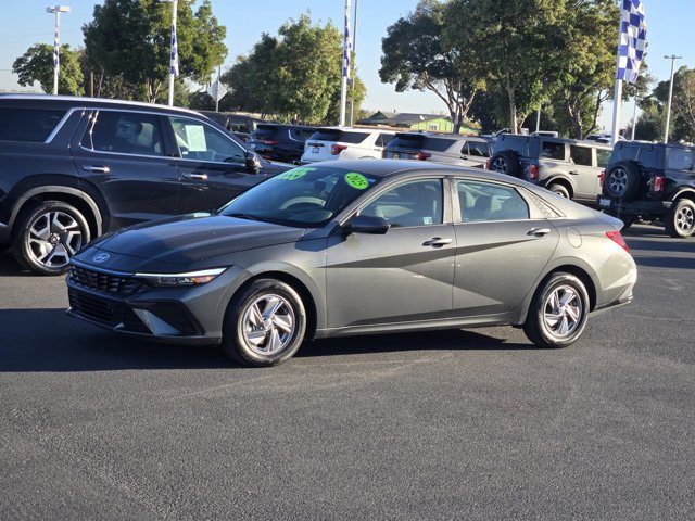 Used 2025 Hyundai Elantra SE FWD image 6