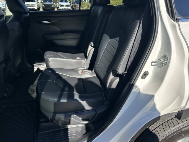 Used 2023 Toyota Highlander XLE AWD/4WD image 23