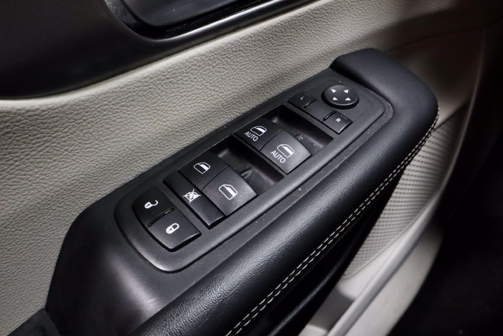 Used 2024 Chrysler Pacifica Touring-L FWD image 25