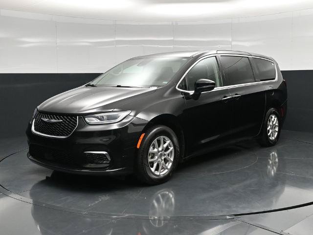 Used 2024 Chrysler Pacifica Touring-L FWD image 7