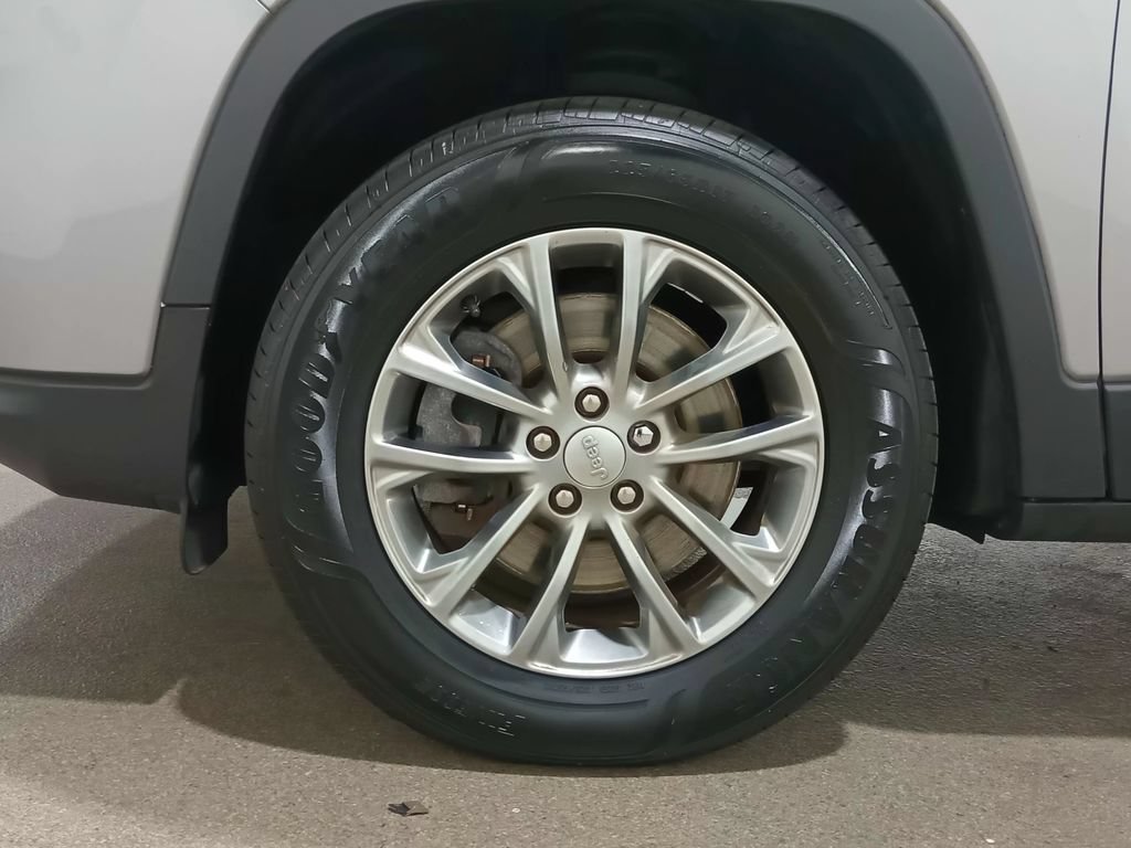 Used 2020 Jeep Cherokee Latitude Plus w/ Cold Weather Group AWD/4WD image 12