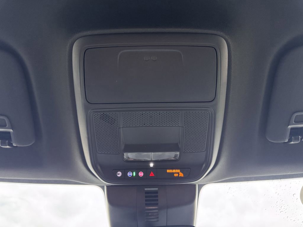 Used 2025 Chevrolet Traverse LT image 26