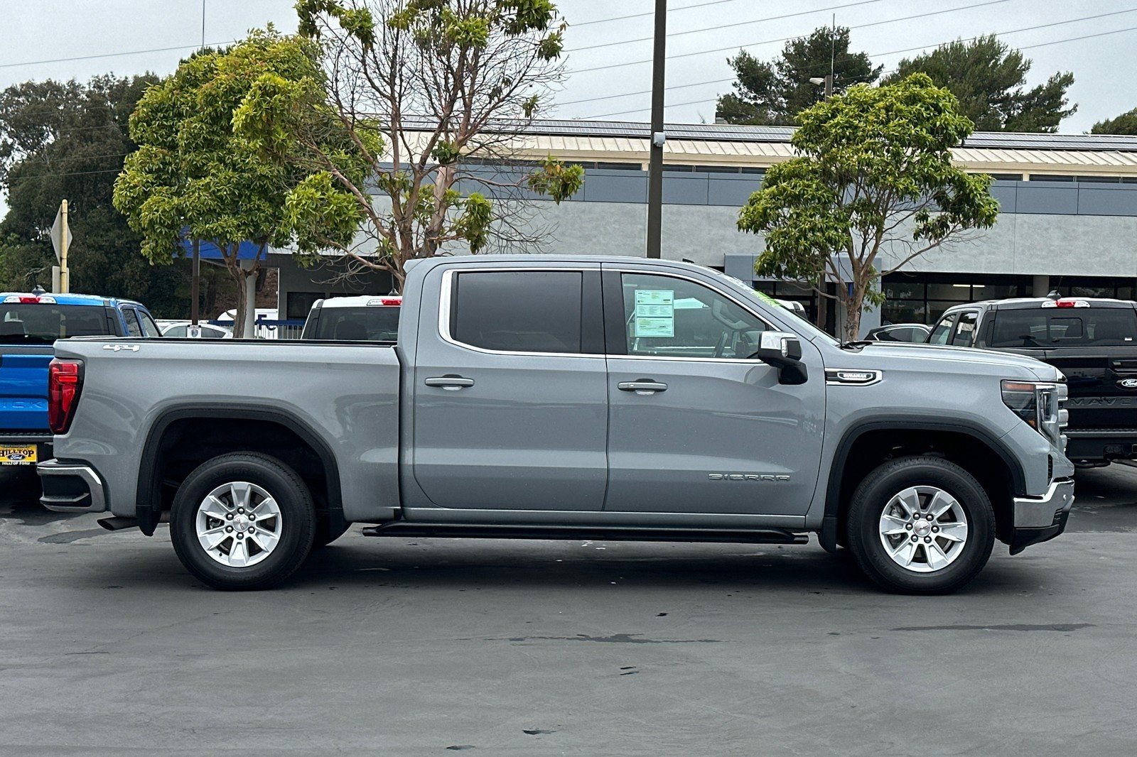 Used 2025 GMC Sierra 1500 SLE w/ Preferred Package AWD/4WD image 4