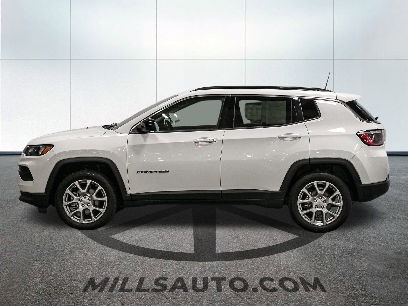 Used 2022 Jeep Compass Latitude image 9
