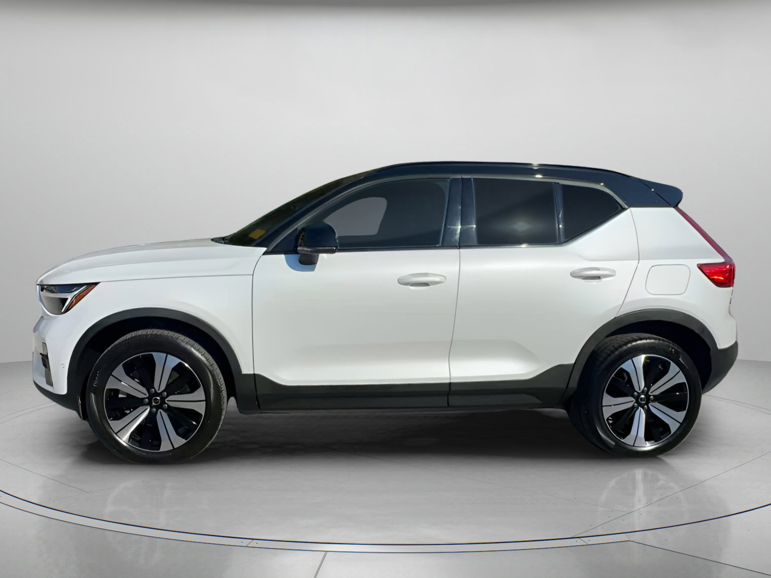 Used 2023 Volvo XC40 Recharge Plus image 8