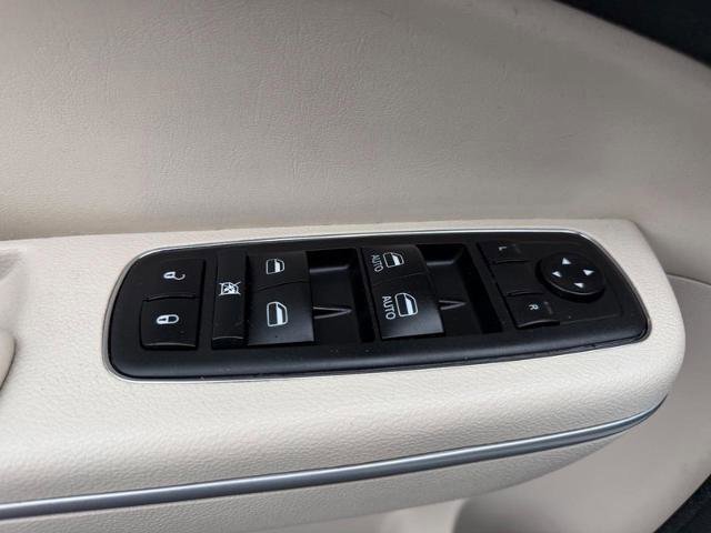 Used 2019 Chrysler 300 Touring w/ Chrome Appearance Package image 18