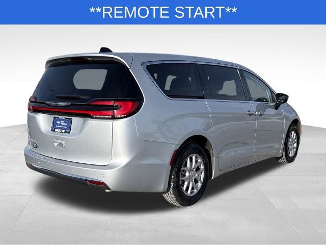 Used 2024 Chrysler Pacifica Touring-L FWD image 5
