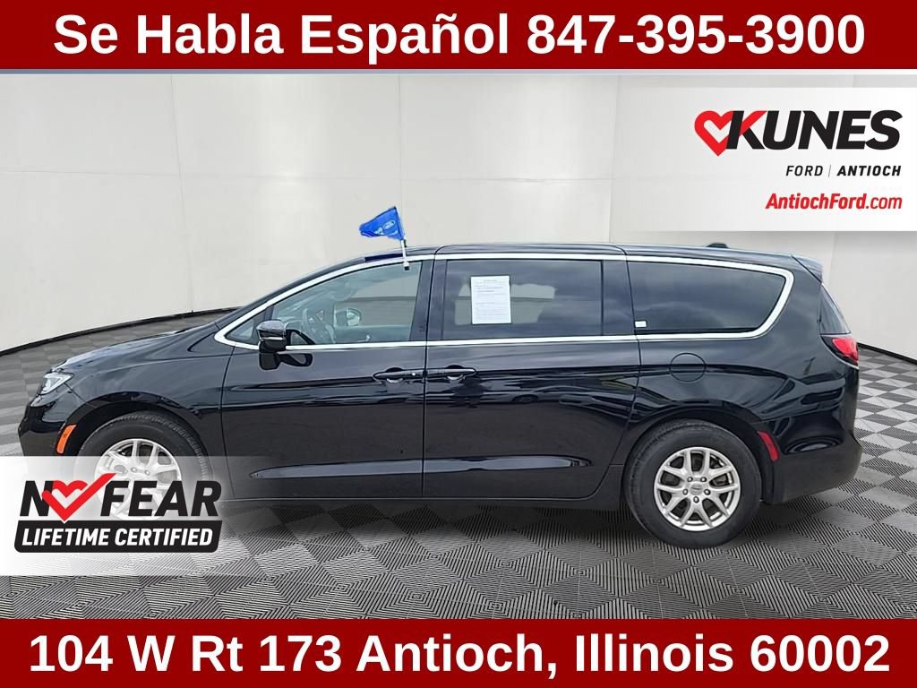 Used 2025 Chrysler Pacifica Select FWD image 8