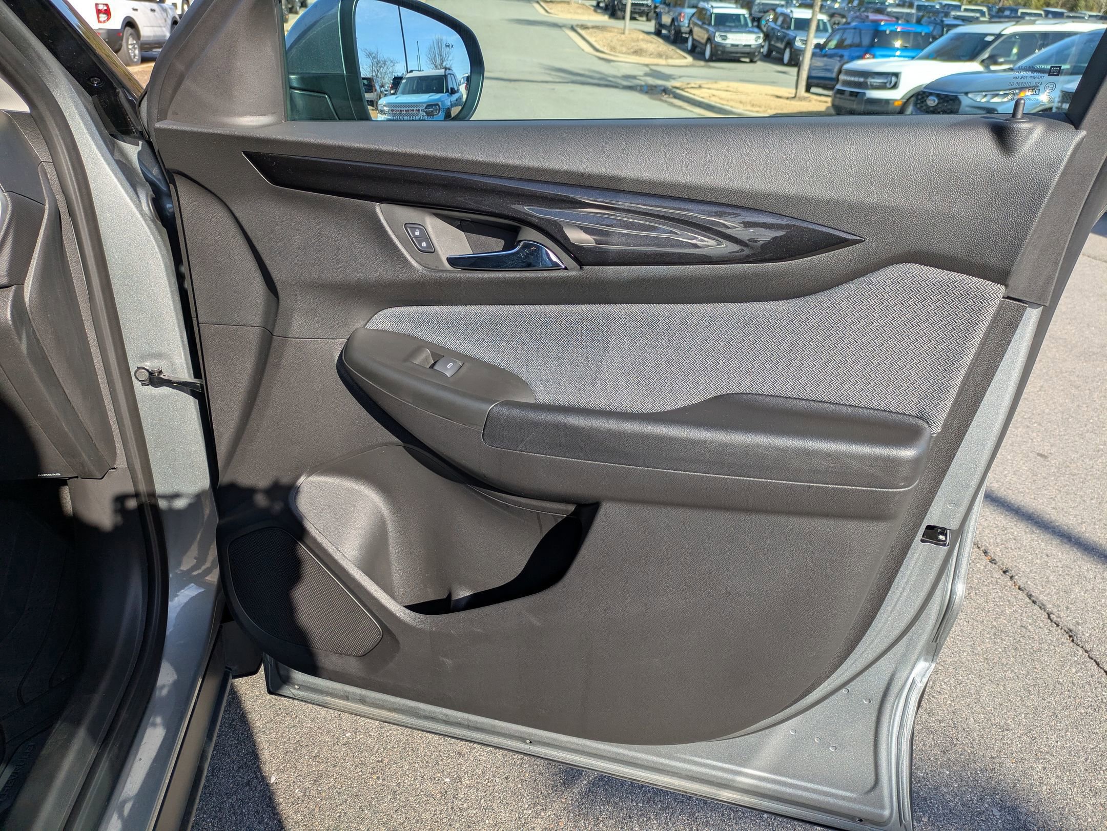 Used 2025 Chevrolet TrailBlazer LT w/ Driver Confidence Package image 39