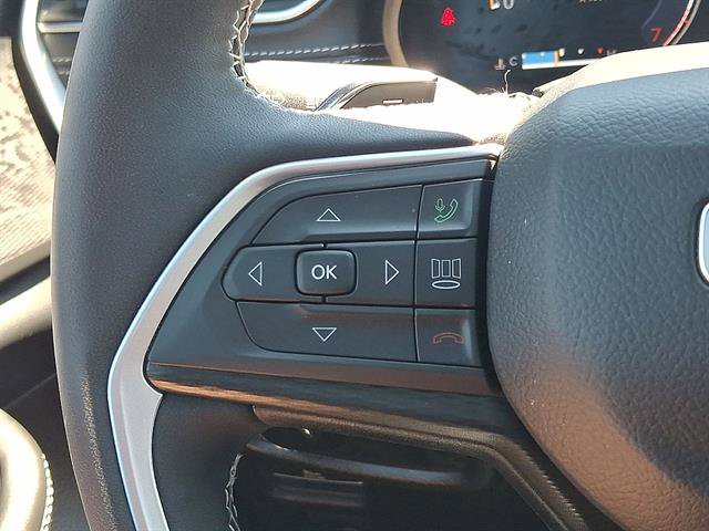 Used 2025 Jeep Grand Cherokee Laredo X w/ Luxury Tech Group I AWD/4WD image 17
