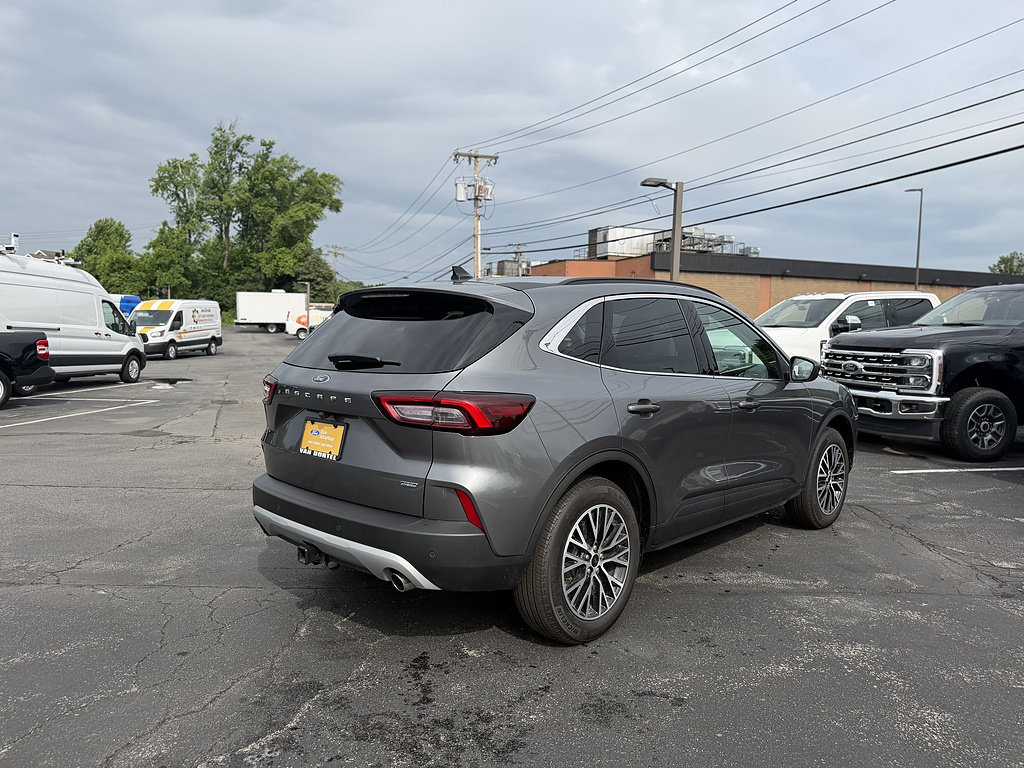 Certified 2025 Ford Escape SE w/ Class II Trailer Tow Package FWD image 7