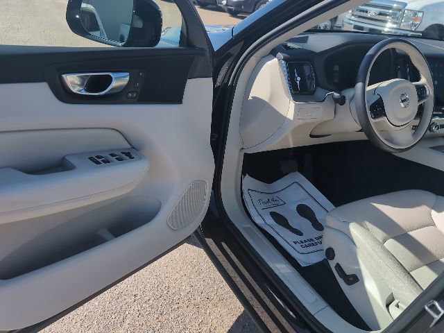 Used 2023 Volvo XC60 B5 Plus image 12