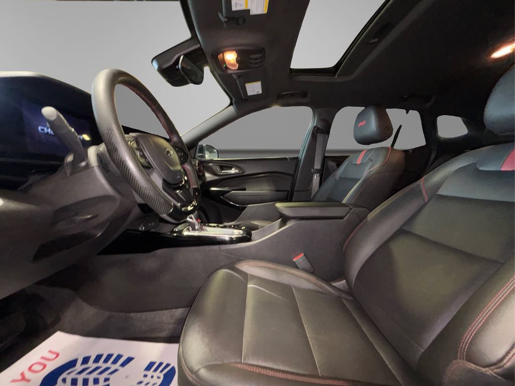 Used 2025 Chevrolet Trax RS w/ Sunroof Package FWD image 11