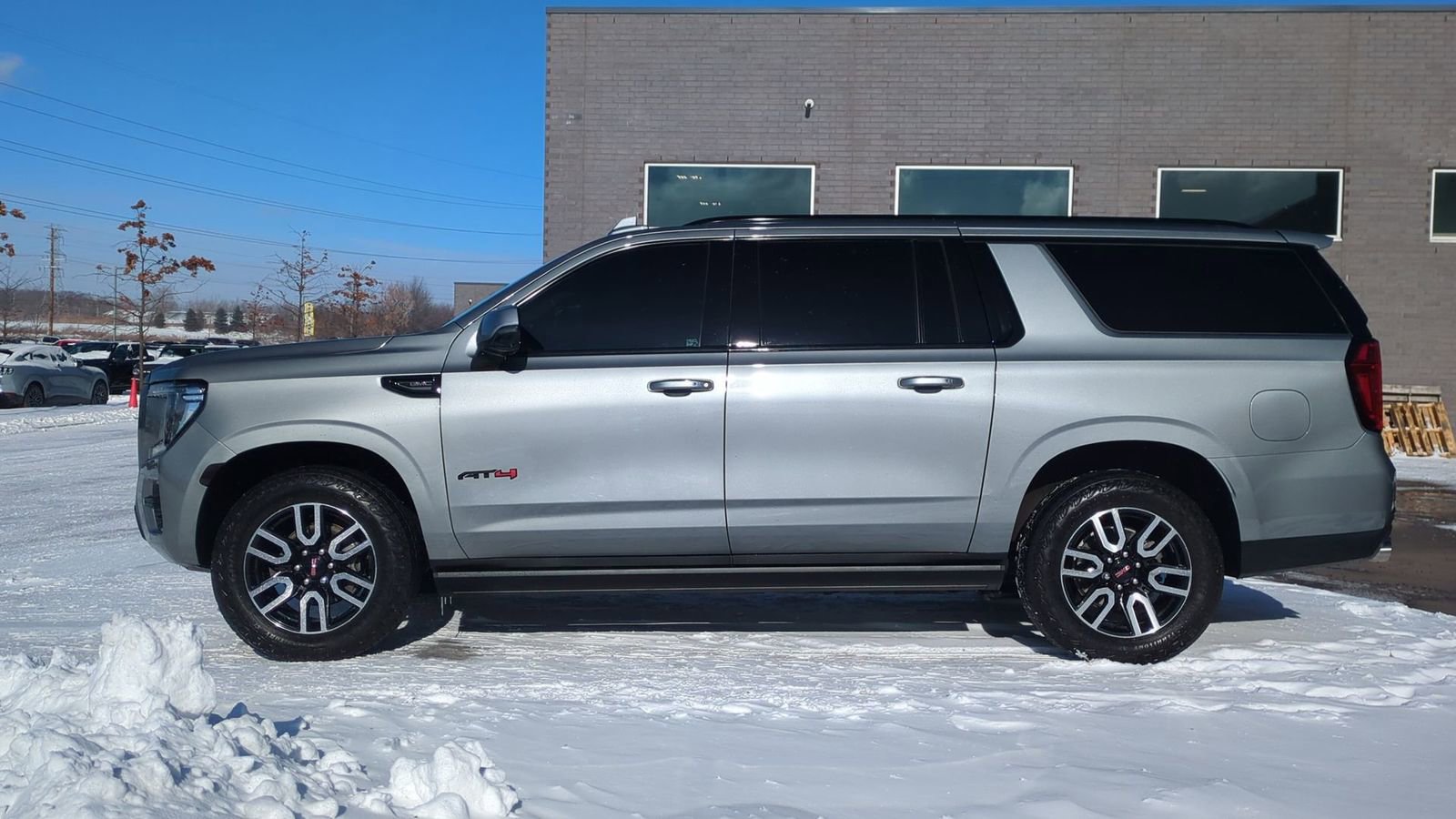Used 2023 GMC Yukon XL AT4 w/ AT4 Premium Package image 2