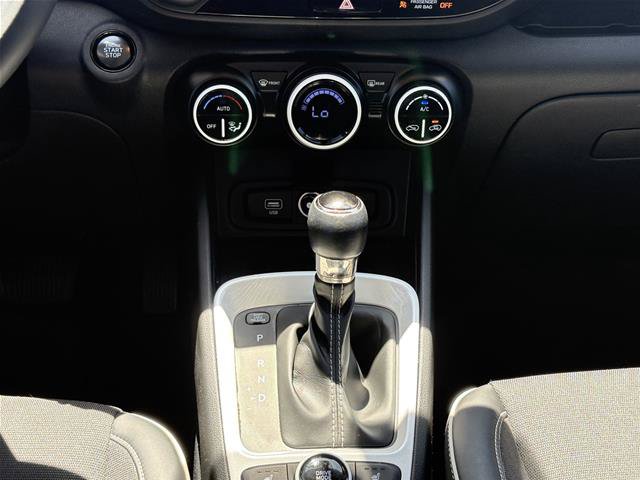Used 2024 Hyundai Venue Limited FWD image 15
