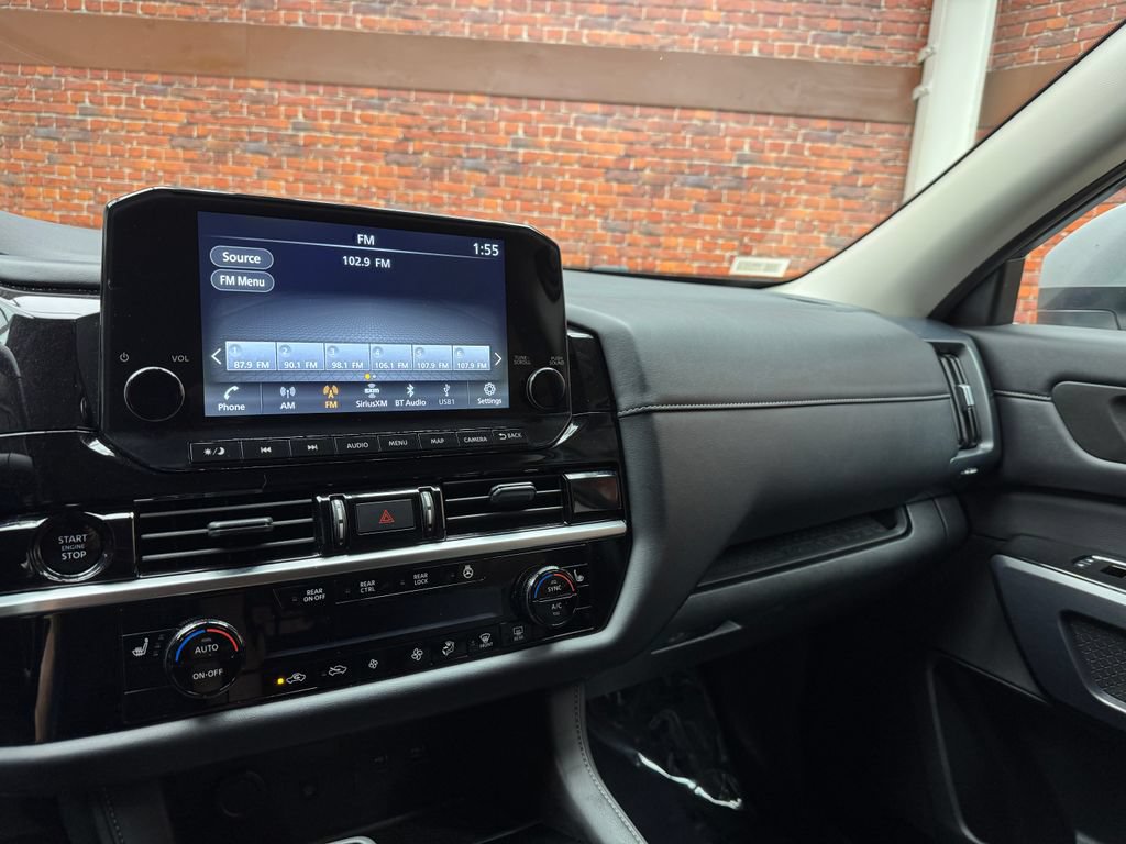 Used 2025 Nissan Pathfinder SL AWD/4WD image 19