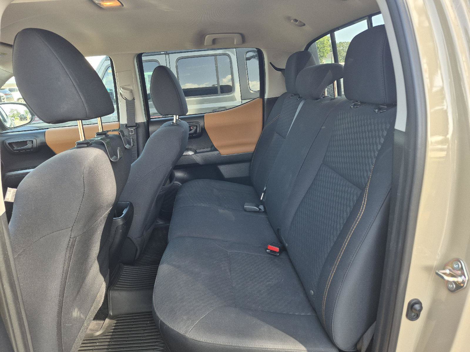 Used 2020 Toyota Tacoma SR5 AWD/4WD image 9