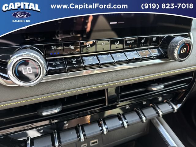 Used 2025 Chevrolet Colorado ZR2 w/ Technology Package AWD/4WD image 30