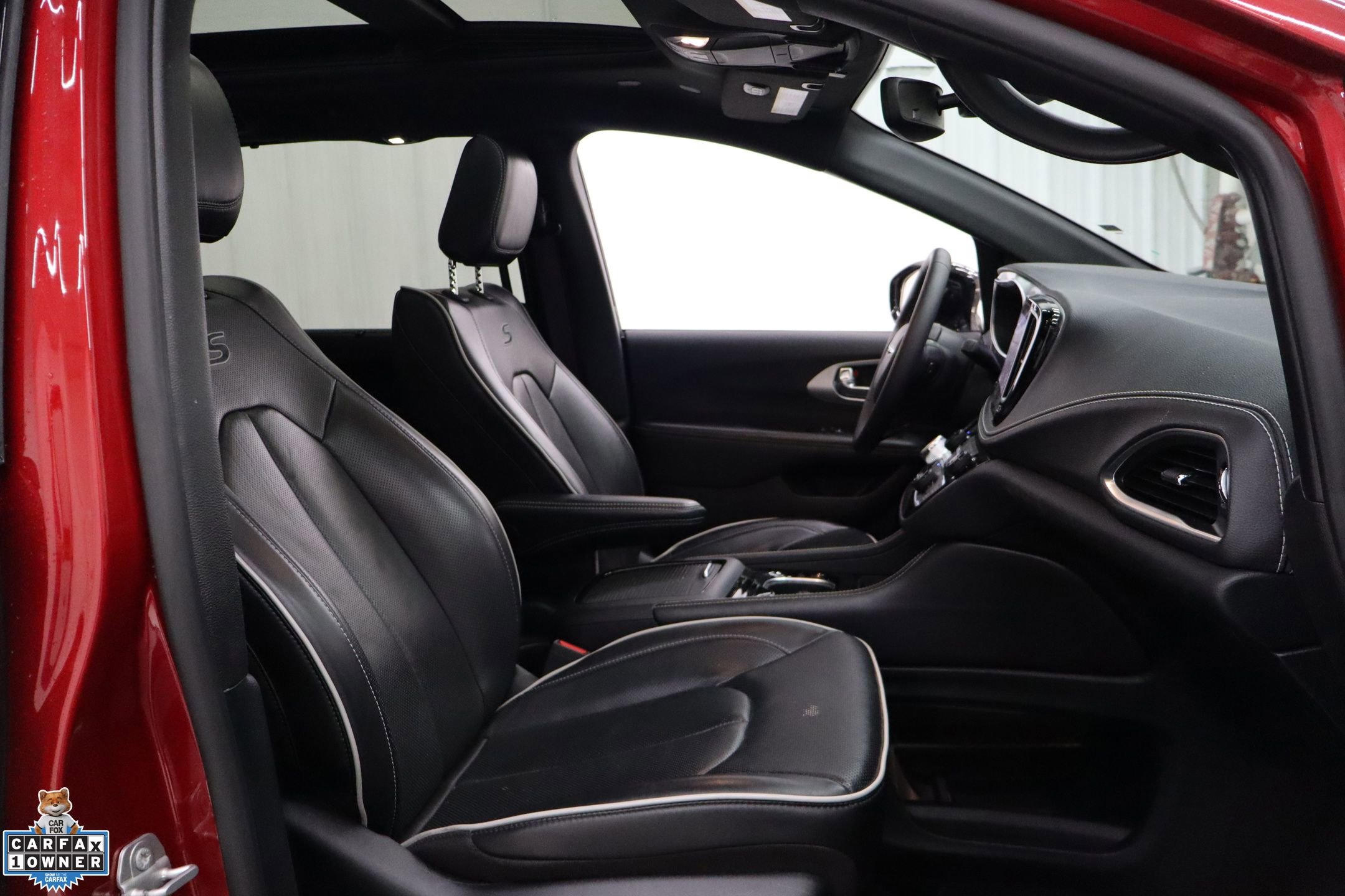 Used 2025 Chrysler Pacifica Limited image 30