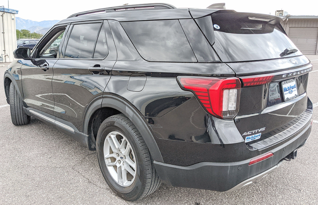 Certified 2025 Ford Explorer Active w/ Active Comfort Package RWD image 4