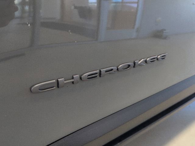 Used 2022 Jeep Cherokee Trailhawk w/ Trailhawk Elite Value Package AWD/4WD image 10