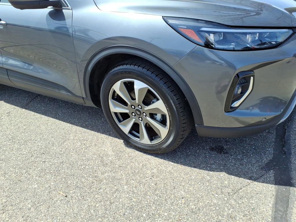 Certified 2023 Ford Escape Platinum w/ Class II Trailer Tow Package AWD/4WD image 8