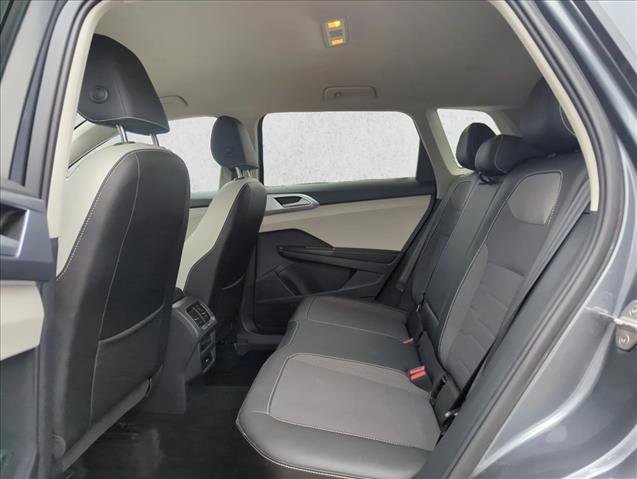 Used 2025 Volkswagen Taos SE FWD image 15