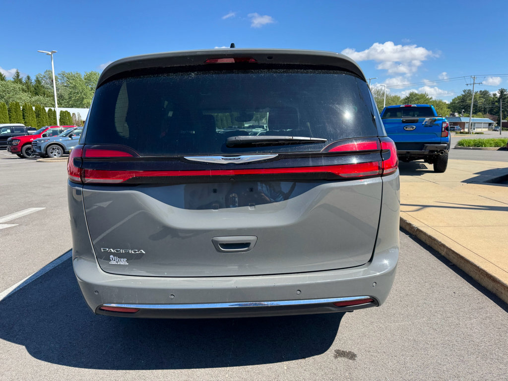 Used 2023 Chrysler Pacifica Touring-L FWD image 7