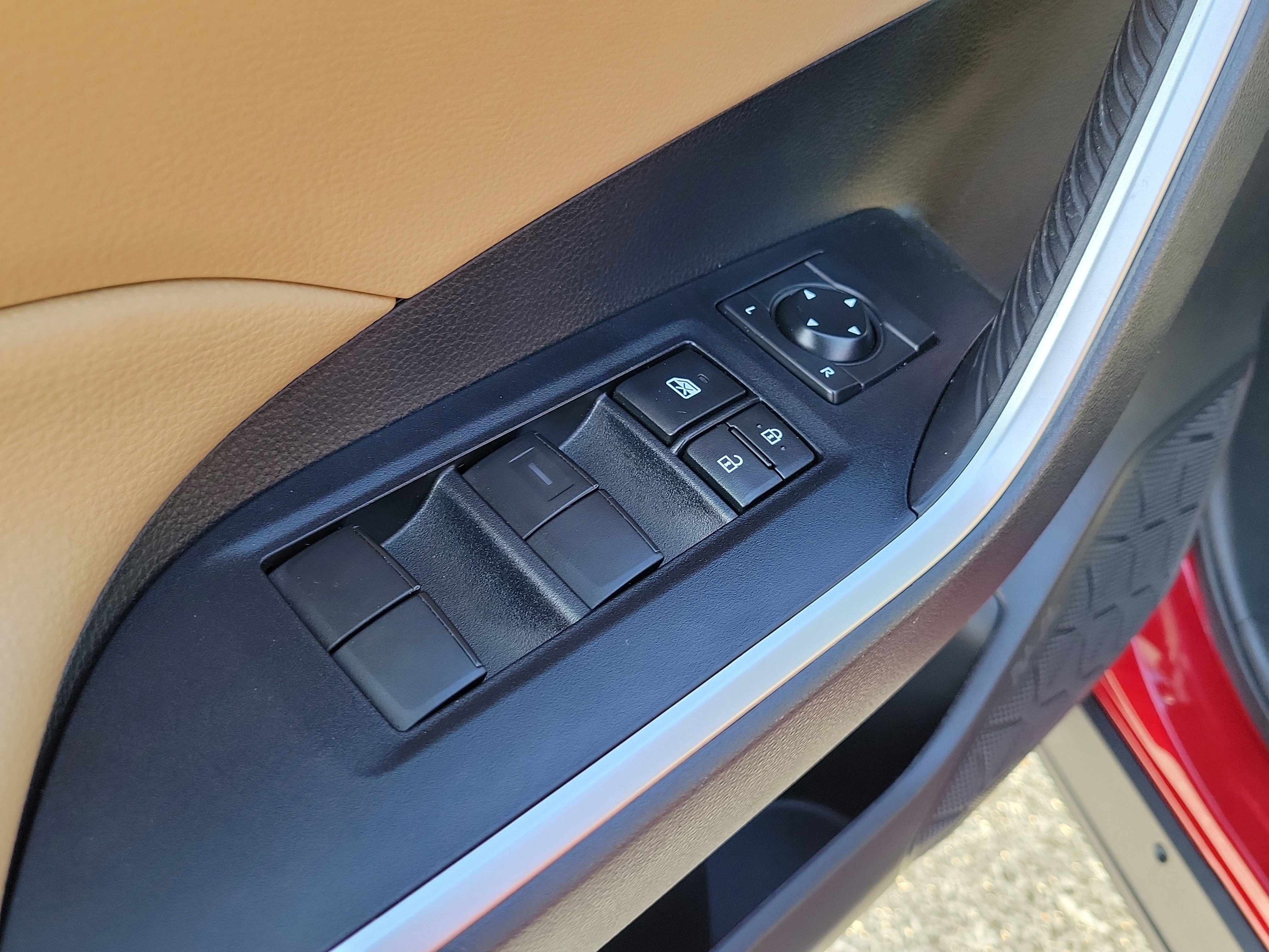 Used 2022 Toyota RAV4 LE FWD image 17