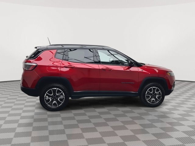 Used 2025 Jeep Compass Trailhawk AWD/4WD image 35