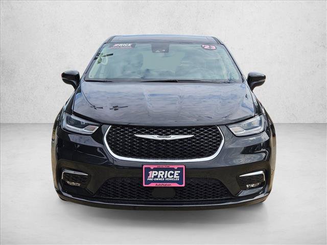 Used 2023 Chrysler Pacifica Touring-L FWD image 2