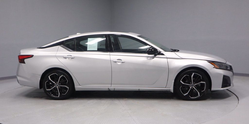 Used 2023 Nissan Altima 2.5 SR w/ SR Premium Package FWD image 9