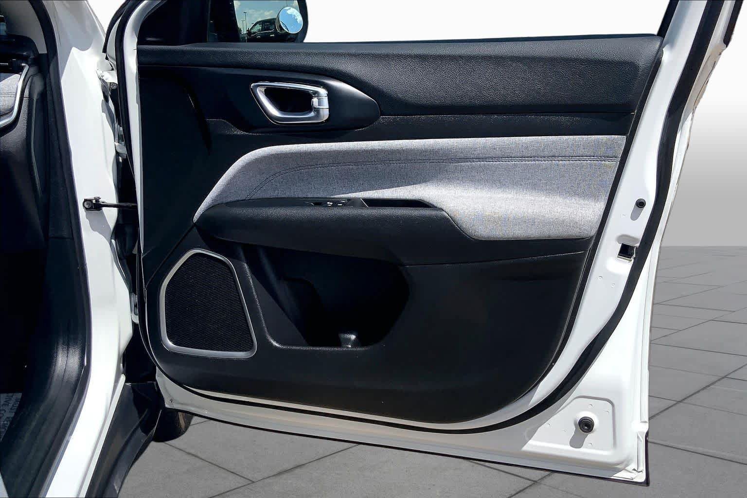 Used 2022 Jeep Compass Latitude FWD image 23