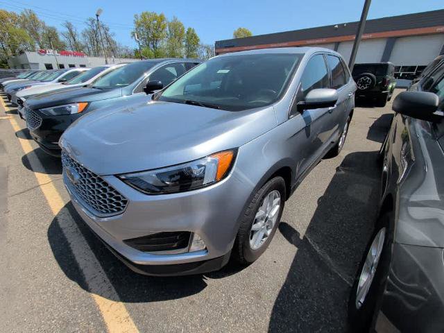 Certified 2024 Ford Edge SEL w/ Convenience Package AWD/4WD image 3
